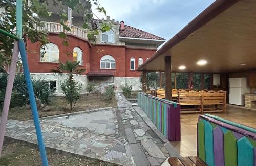 Getahovit Villa | Red House