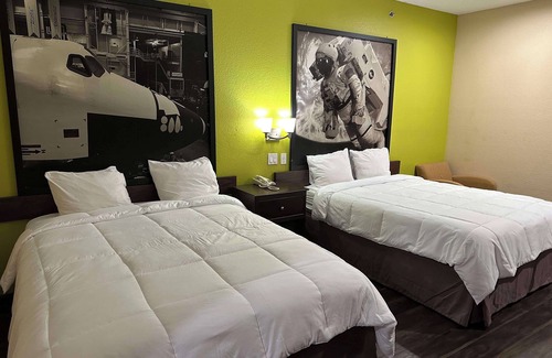 Humble Hotel | Red Lion Inn & Suites IAH Airport East