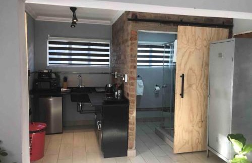 Lynnwood Ridge Apartment | Red Lotus Studio Pta East-No Loadshedding