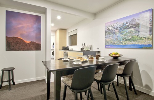 Fernhill House | Red Peaks is a gorgeous two storey home with lake and mountain views located less than 50m to transport into town and ski buses.