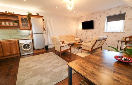 Craigavon Cottage | RED ROBIN'S ANNEX, pet friendly, character holiday cottage in Lurgan