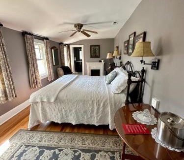 Black Mountain Hotel | Red Rocker Inn