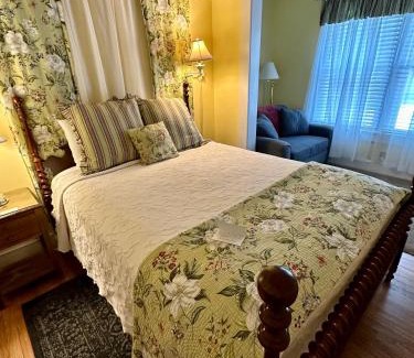 Black Mountain Hotel | Red Rocker Inn