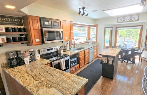 Doubleheader House | Red Rocks Retreat ~ Hot Tub, Game Room, Serenity