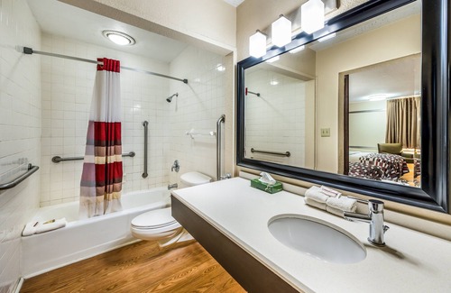 Wapakoneta Hotel | Red Roof Inn & Suites Wapakoneta
