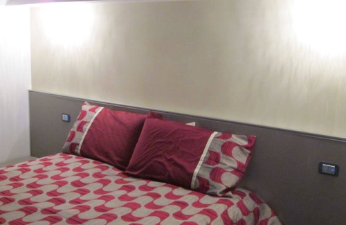 Campolattaro Hotel | Red Room - Bedroom with lake view