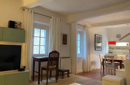 Saint-Jean-de-Barrou House | Red sun and green tea