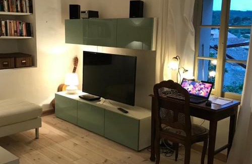 Saint-Jean-de-Barrou House | Red sun and green tea