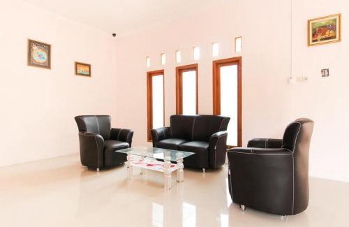 Banjarsari House | RedDoorz near Balekambang City Park