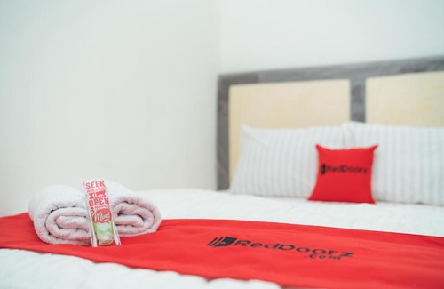 Serang Hotel | RedDoorz near Bundaran Ciceri