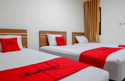 Purwokerto House | RedDoorz near Living Plaza Purwokerto