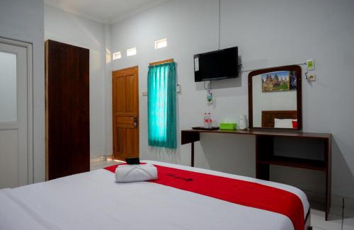 Berbah Hotel | RedDoorz near Padang Golf Adisucipto
