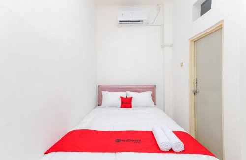 Serang Hotel | RedDoorz near Pasar Lama Serang