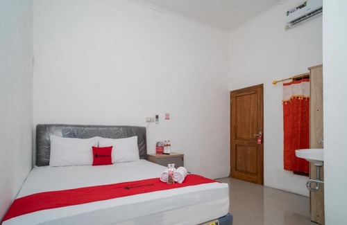 Waru Hotel | RedDoorz near RS Mitra Keluarga Waru