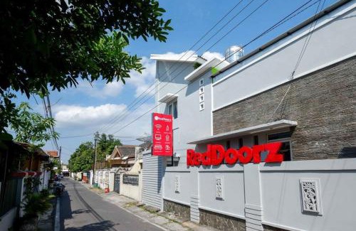 Laweyan House | RedDoorz near Solo Square 3