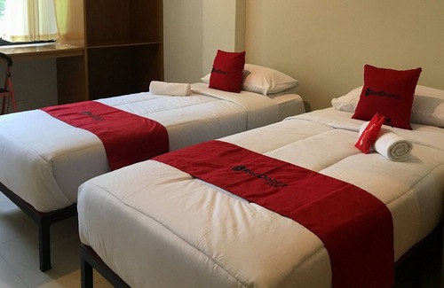 Bitung Hotel | RedDoorz Plus @ Bitung City Center