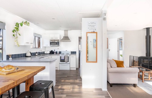 Two Mile Bay House | Redecorated Bach close to the Lake + New Spa