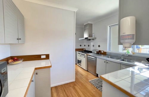 Tauranga House | Redecorated home that sleeps 10, comfortably.