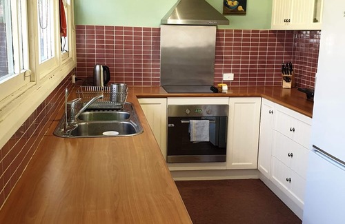 Wandiligong House | Redruth - 2 bedroom cottage situated in wandiligong