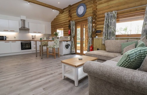Welsh Frankton Cottage | REDWOOD LODGE, pet friendly, with a garden in Ellesmere