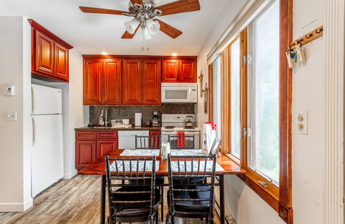 Windham House | Redwood Retreat in Windham - minutes to Mtn!