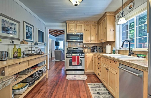 Guerneville Cabin | Redwoods Cabin w/Hot Tub: Walk to Russian River!