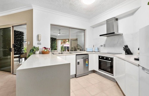 Edge Hill Apartment | Reef Apartment Cairns - 4 Pools Resort BBQ