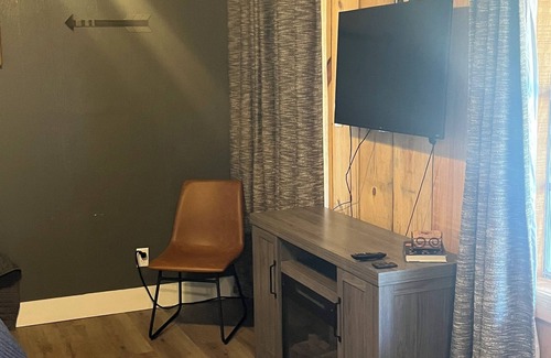 Mead Cabin | Reel Em Inn: Cozy, Clean, 1 Mile from Lake Texoma! Perfect for Weekend Getaways