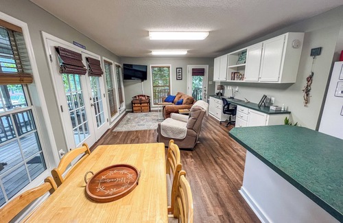 Windsor Cottage | Reel'em Inn is a cozy river front fishing cottage on the Cashie River.