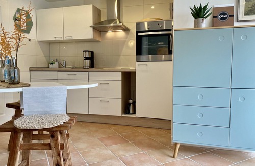 Bosbull Apartment | Reetdachhaus Bosbüll Huus Fewo - Nordisch Jung