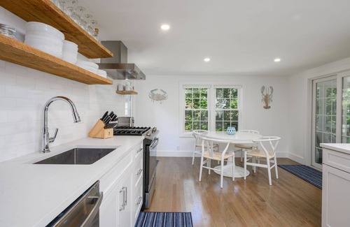 West Chatham House | Refreshed Interior Central AC WIFI Large Yard Deck Great Chatham Location