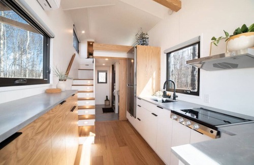 Central Alberta House | Refuge Bay's Aqua Tiny Home - Luxury Off Grid Escape