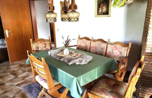 Pracht Apartment | Regal Apartment in Pracht with Garden and Grill