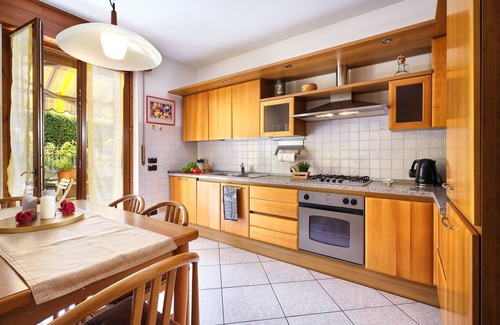 Bardolino Apartment | Regarda - La Casa di Fido, 3 bedrooms, 2 bathrooms, fenced garden