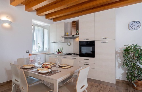Bardolino Ski Chalet | Regarda - Romantic apartment Casa Rossa 1 with wifi, air conditioning