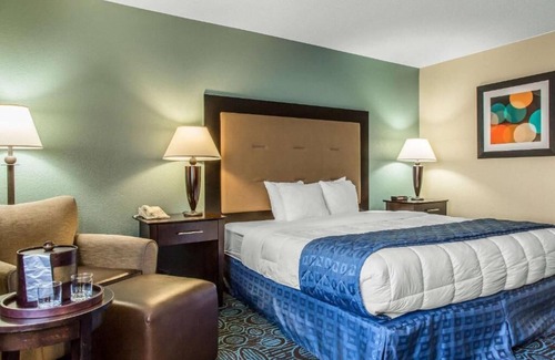 New London Hotel | Regency Inn and Suites - Non Smoking Double Bed with Kitchen