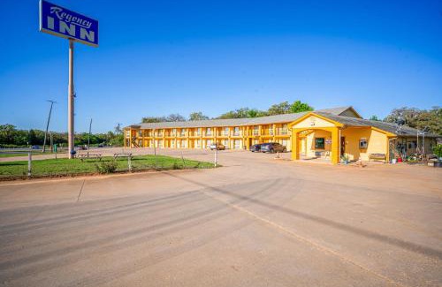 Rockdale Hotel | Regency Inn By OYO Rockdale TX