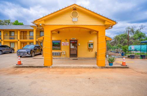 Rockdale Hotel | Regency Inn By OYO Rockdale TX