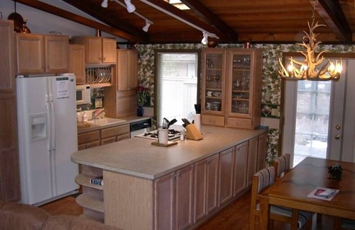 Sunriver House | Reimagine your vacation @ this Charming Pet Friendly Sunriver home that sleeps 8