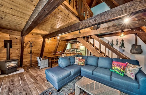 Christmas Valley Cabin | Reindeer A Frame with Hot tub and Sauna, Pet Friendly Escape the Heat wave