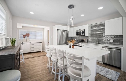 Southend Condo | Relax and enjoy the Beach + Beautifully updated!