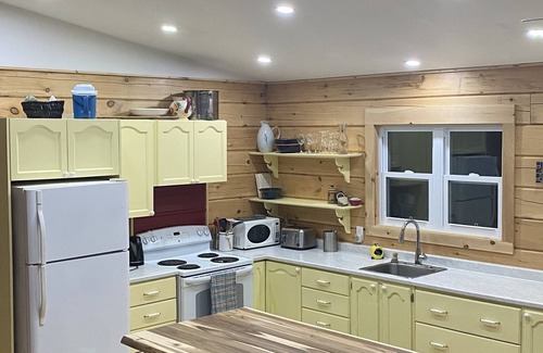 Alleyn-et-Cawood Ski Chalet | Relax and recharge in this Zen cottage, built for socializing.