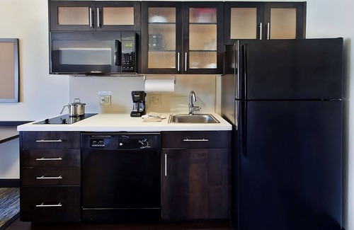 Southfield Hotel | Relax and Unwind! 2 Family-friendly Rooms To Stay At! W/Kitchen! Free Parking