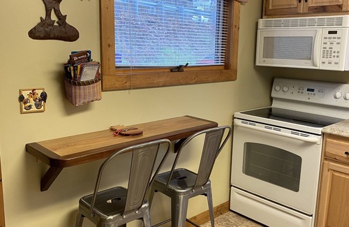 Gatlinburg Cabin | Relax at Granny's River Retreat, Short Walk to Downtown, 2BR