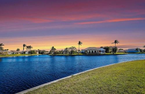 Town and River House | Relax at Lake Breeze 4BR Fort Myers Getaway