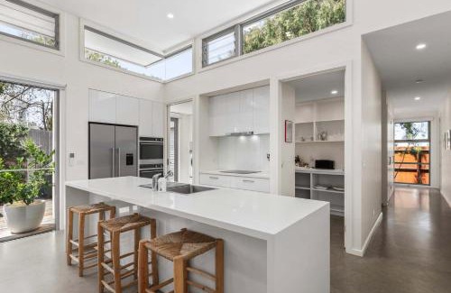 Barwon Heads House | Relax by the River Barwon Heads Coastal Escape