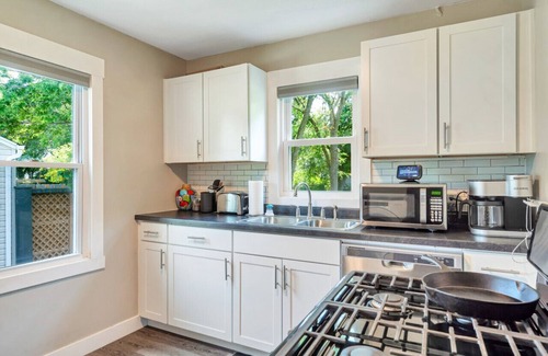 West Central Apartment | Relax & Cool near Fastnight Prk