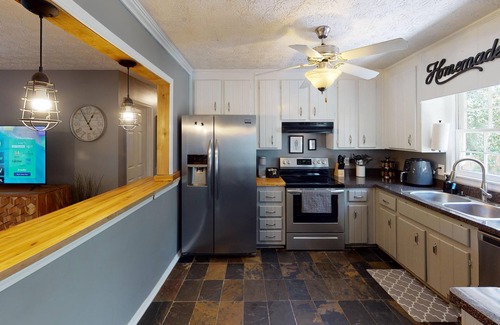 Woodstock Apartment | Relax & Enjoy | Hot Tub, Porch Swing, Pet-Friendly