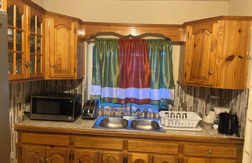 Ocho Rios House | Relax & Enjoy Ocho Rios/AC/Cable/Free WIFI/Hot Water/5 mins drive to the Beach