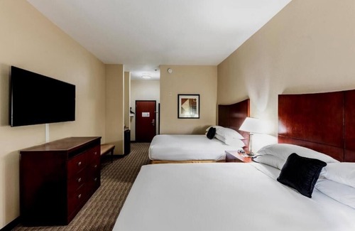 Mineral Wells Hotel | Relax & Explore with Gym, Outdoor Pool, and Nature Just Steps Away